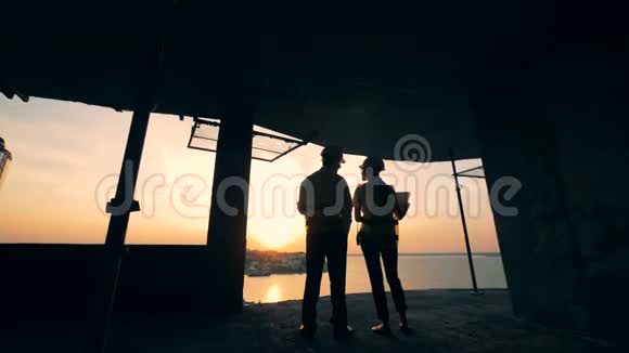 建筑者看日落背景下的城市景观后景视频的预览图