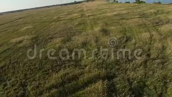 FPV无人机赛车视野穿越海岸线和田野和土路视频的预览图