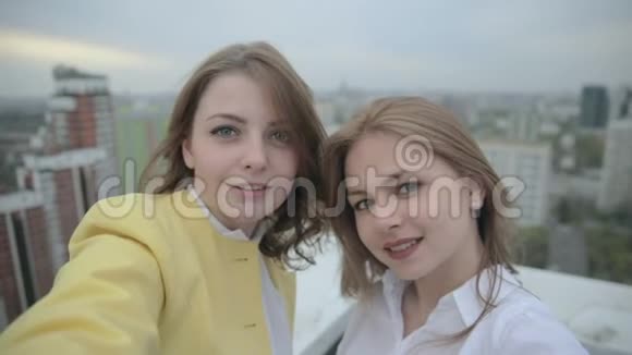 两个女孩在屋顶上自拍视频的预览图