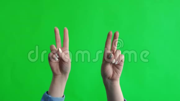 绿色屏幕工作室两只手表示和平的姿态视频的预览图