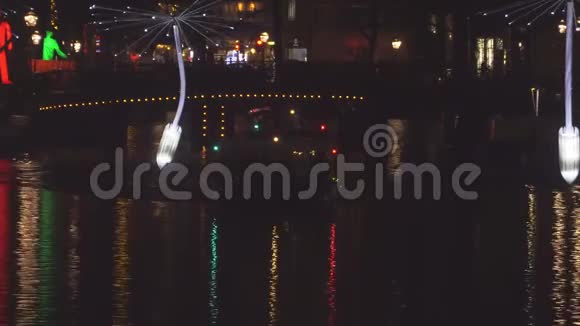 在4k的夜间观看阿姆斯特丹频道视频的预览图