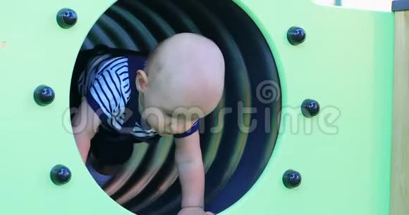婴儿在游乐场隧道视频的预览图