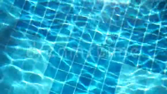 游泳池里蓝水荡漾视频的预览图