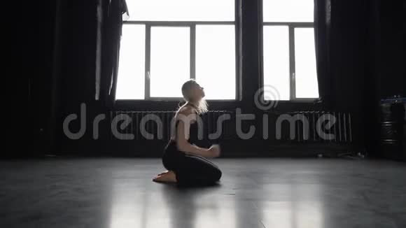 舞者在她的脚上缓慢地站立起来视频的预览图