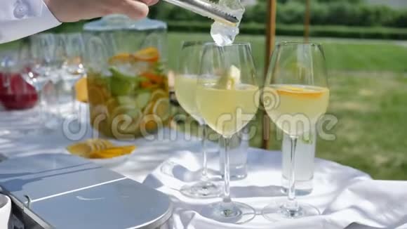 为生日或婚礼派对准备加柑橘类水果和冰块的鸡尾酒视频的预览图