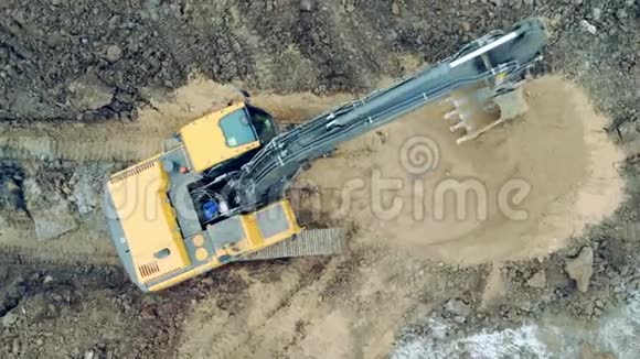 黄色挖掘机在采石场工作视频的预览图