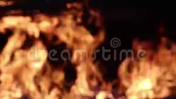在一个大的燃烧炉里模糊的火墙视频的预览图