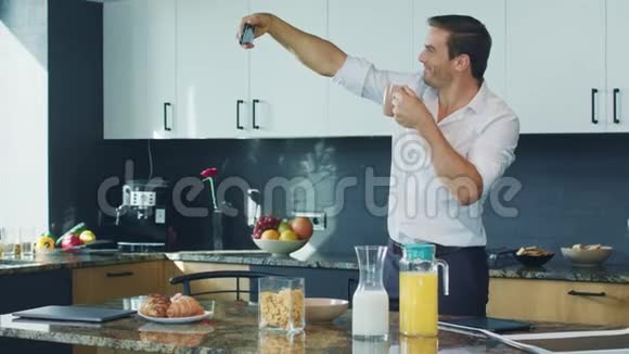 商人在厨房拍自拍照片快乐的男人在家里拍照视频的预览图