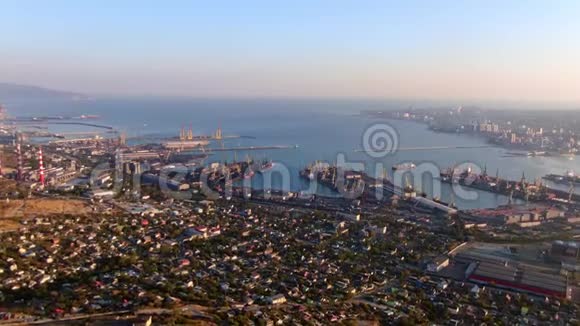 港口城市鸟瞰图镜头移动黄昏视频的预览图