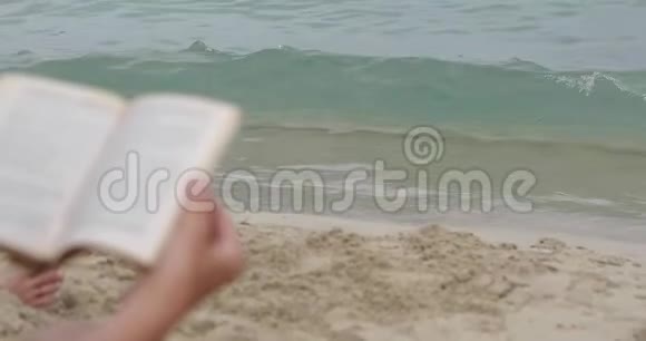 夏天女人在海边拿着一本书视频的预览图