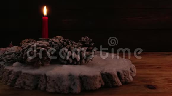 在木制背景下燃烧的红色圣诞蜡烛视频的预览图