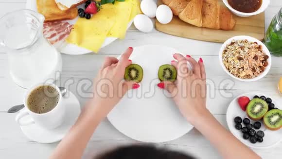 有趣的女人用新鲜水果和浆果顶视图在盘子上做笑脸视频的预览图