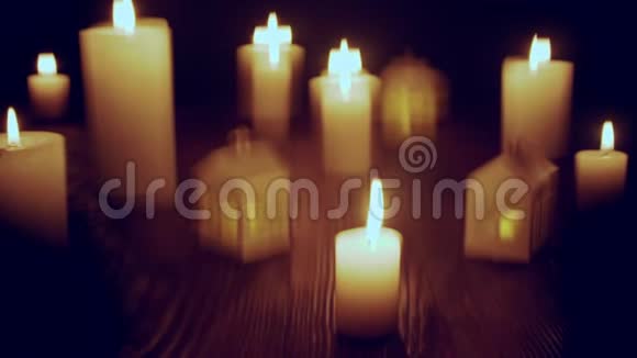 离焦的发光蜡烛和闪烁的装饰房屋视频的预览图