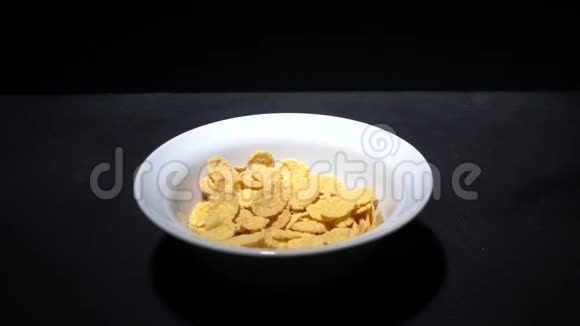 玉米片中缓慢倒奶的视频视频的预览图