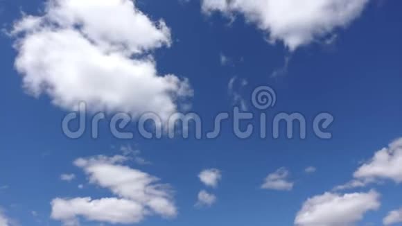 明亮的蓝天和白云时光流逝在阳光下云在天空中显得美丽视频的预览图