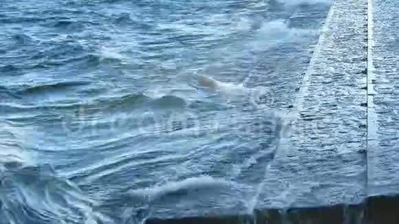 强浪在岸上破视频的预览图