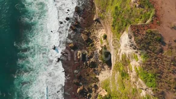 带波浪的岩石悬崖和海洋的空中景观不是人视频的预览图