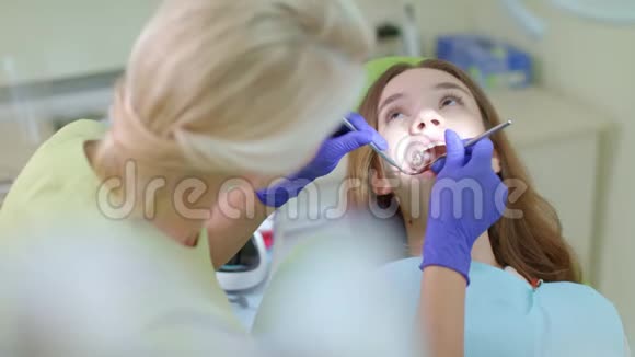 牙科诊所的牙齿治疗牙科工具治疗生病的牙齿视频的预览图