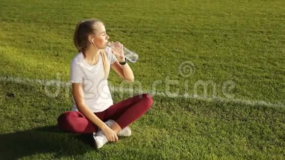 女孩喝水作为休息视频的预览图