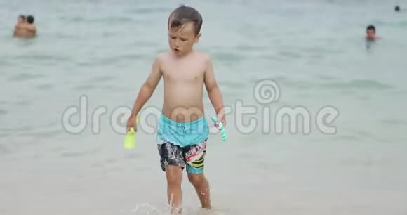 一个穿着泳裤的好男孩从海里出来视频的预览图