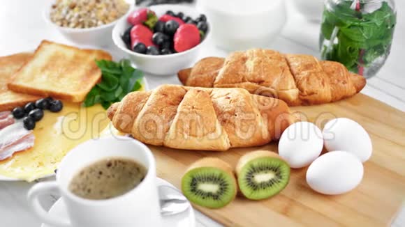 美味的新鲜面包店牛角面包摆在桌子上为健康的早餐做好准备放大视频的预览图