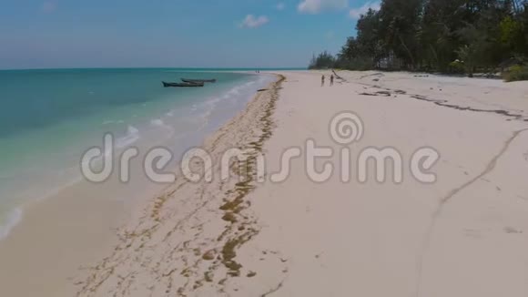 在菲律宾一对旅伴在蔚蓝的沙滩上漫步视频的预览图