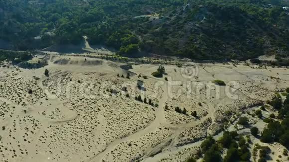 著名的罗德斯大沙滩周围的峭壁风景如画从无人驾驶飞机可以看到海崖和海滩视频的预览图