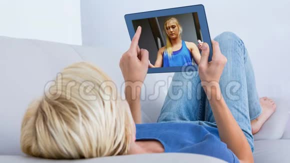 女性在数码平板电脑中观看锻炼视频的数字动画视频的预览图