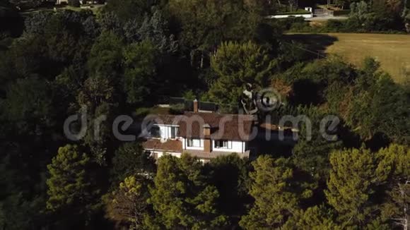 在晴朗的晴天无人机飞在意大利美丽的地中海别墅度假别墅周围绿树环绕视频的预览图