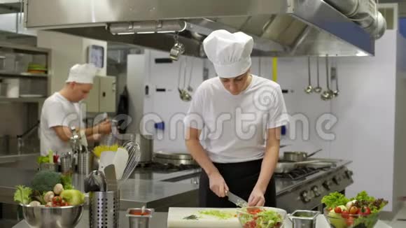 做沙拉的厨师伤脖子视频的预览图