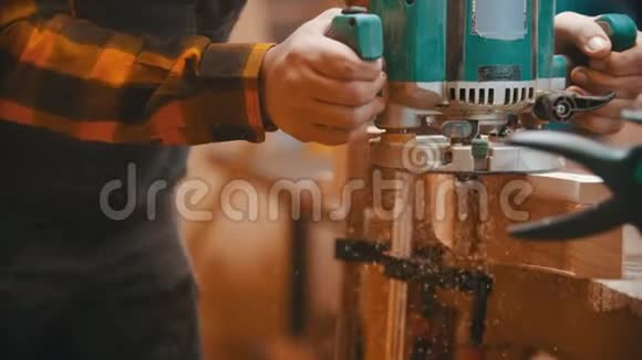 室内木工一名木工打磨并切割木制细节的侧面视频的预览图