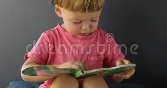 小男孩读故事书视频的预览图