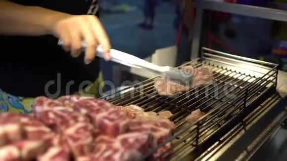在台北夜市把牛肉切成小块煮视频的预览图
