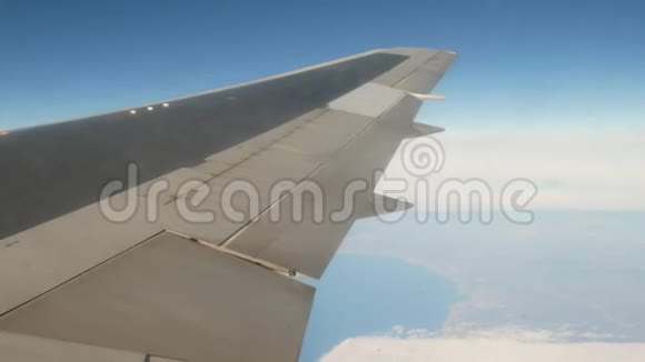 白云下的飞机翼视频的预览图