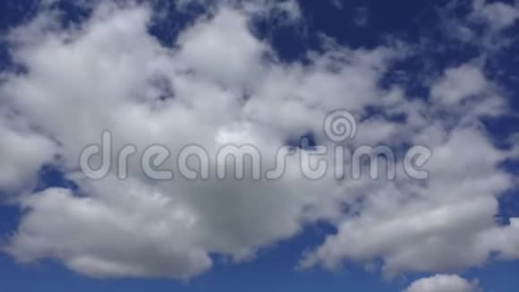 云的时间推移镜头蓝天白云大自然的色彩视频的预览图