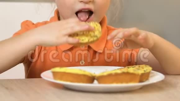 小女孩贪婪地吃美味的甜甜圈最喜欢的食物高糖水平视频的预览图