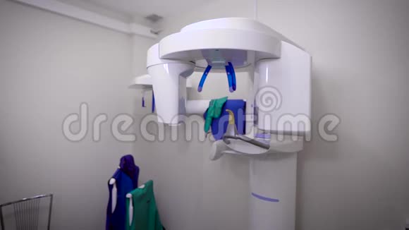 现代三维断层扫描可以让你得到清晰的牙齿图片现代私人诊所柜子是用来视频的预览图