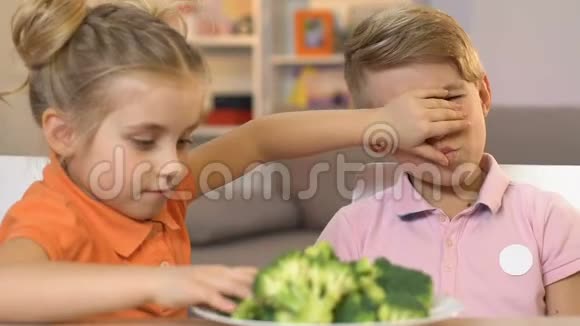 小女孩愚弄哥哥给吃西兰花而不是糖果恶作剧视频的预览图