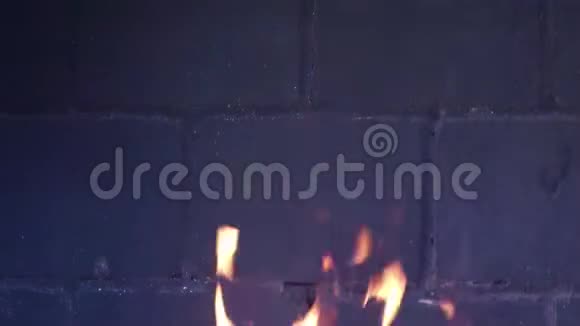 在燃烧的砖墙上巨大的火焰叉起视频的预览图