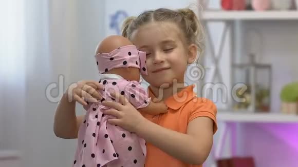 可爱的女孩温柔地拥抱最喜欢的婴儿玩具梦见妹妹视频的预览图