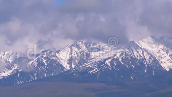 俯瞰白雪覆盖的高塔特拉斯全景云中的山峰视频的预览图