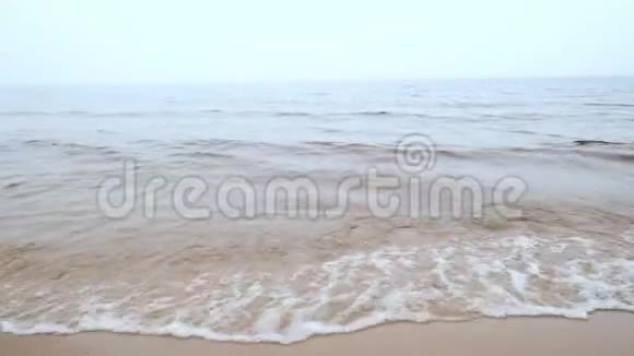 靠近海滩线附近的湖泊或海洋上的波浪视频的预览图
