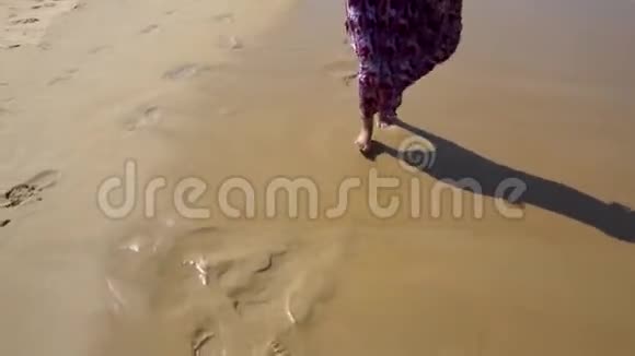 穿裙子的女孩赤脚在海滩上奔跑金沙留下痕迹波涛渐卷视频的预览图