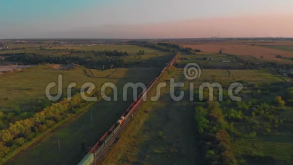 日落时火车的鸟瞰图视频的预览图
