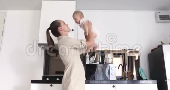 快乐妈妈给宝宝白色厨房背景视频的预览图