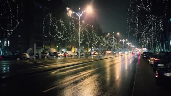 城市街道上的夜间交通视频的预览图