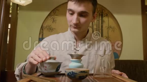 茶师在仪式上用热水从水壶倒至彩湾冲泡茶视频的预览图