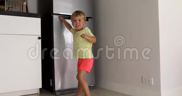 小男孩打开冰箱拿牛奶视频的预览图