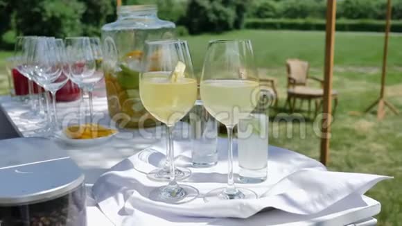 准备一个鸡尾酒与柑橘水果为生日或婚礼聚会4k视频的预览图