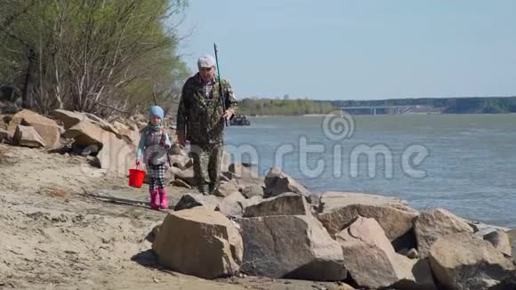 小女孩和她爷爷去钓鱼视频的预览图